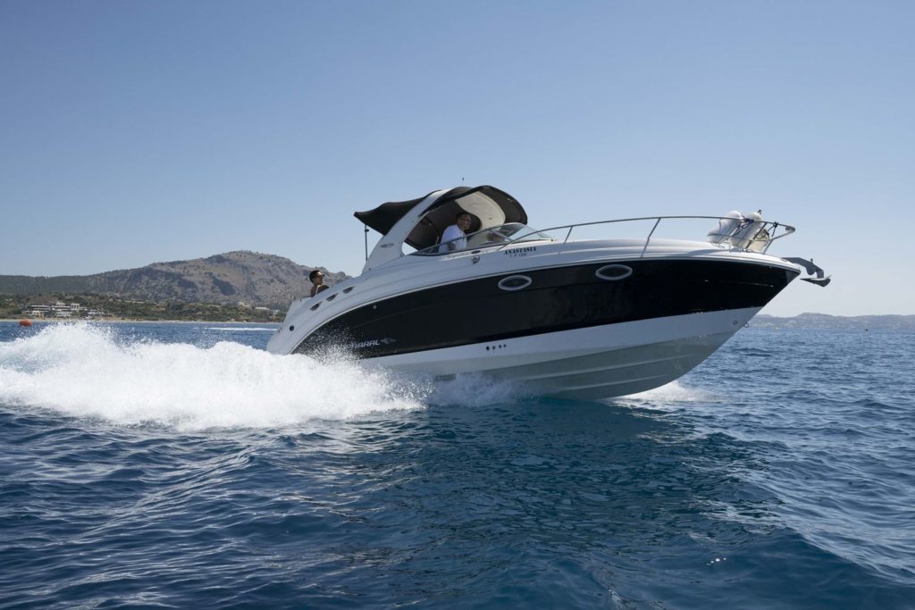 Notre yacht à moteur est disponible pour une location à la journée partagée ou exclusive.