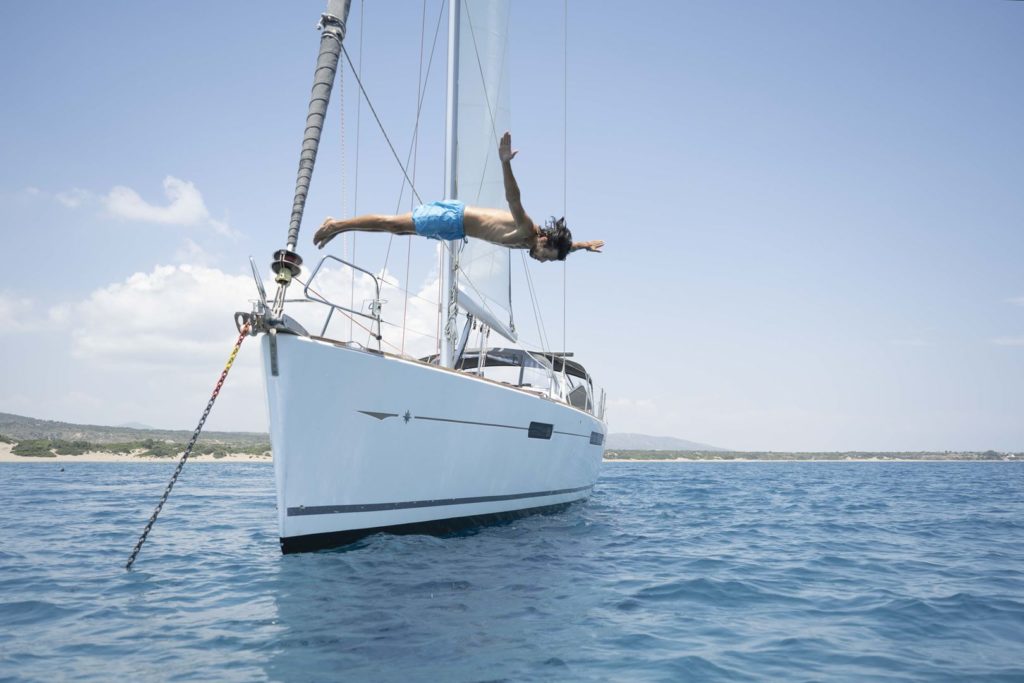 You can book a day or an exclusive week on our Jeanneau sailing yacht