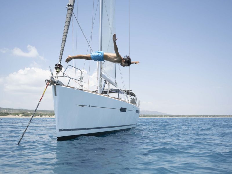 You can book a day or an exclusive week on our Jeanneau sailing yacht